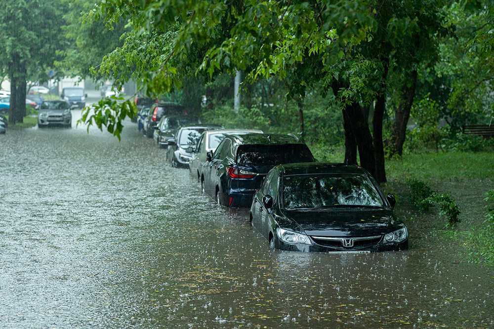 Как спасти двигатель автомобиля, если его затопило в ливень