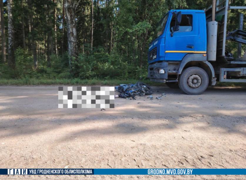 В Ивьевском районе мотоциклист погиб после столкновения с «МАЗом»