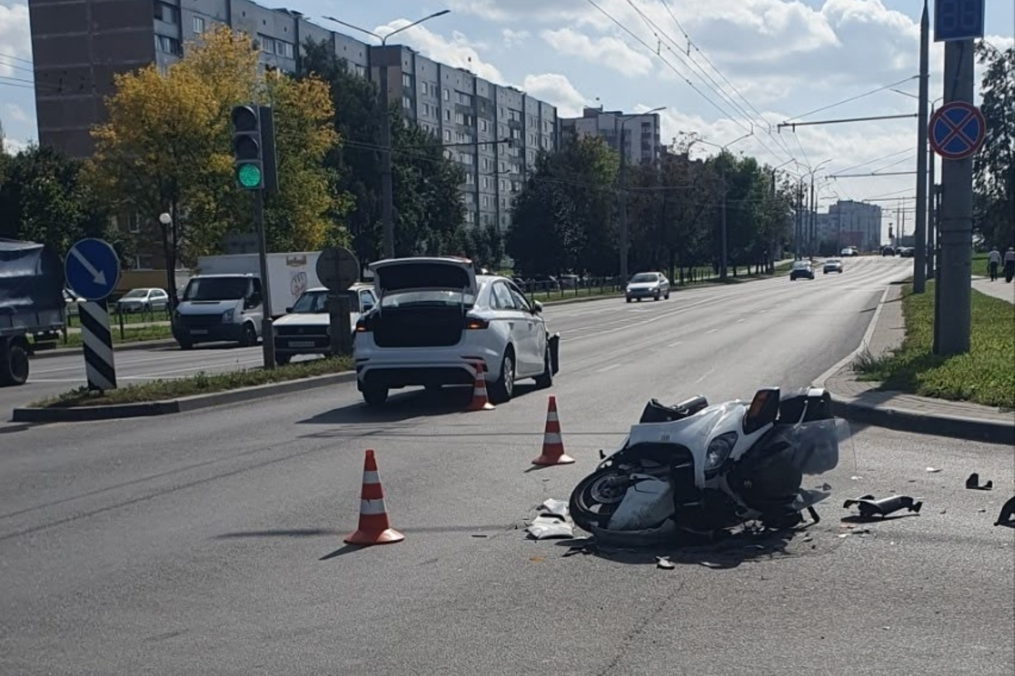 В Гродно на улице Дзержинского столкнулись Geely и мотоцикл