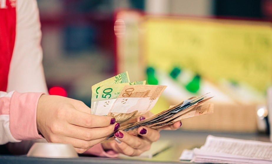 Сотрудница магазина в Ошмянах полгода воровала деньги и продукты