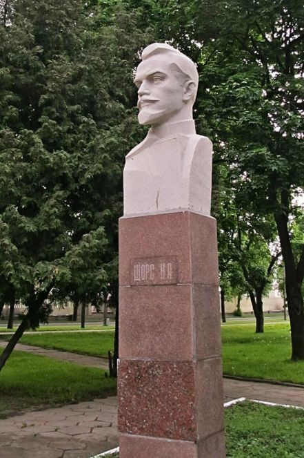 Памятник Щорсу